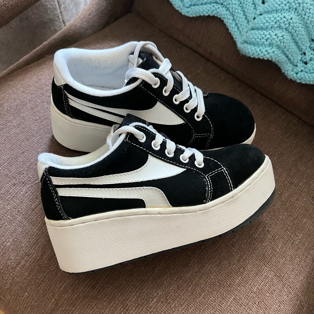 Vintage Coasters black suede platform sneakers, Size 7.5